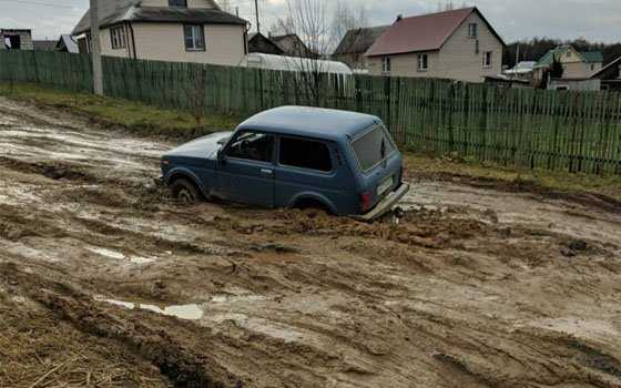 Машина застряла в грязи помощь: Волонтеры по всей стране готовы вытащим застрявшую машину с поля, из грязи, из леса. Здесь вы найдете телефон службы помощи если застрял автомобиль. По всей России.