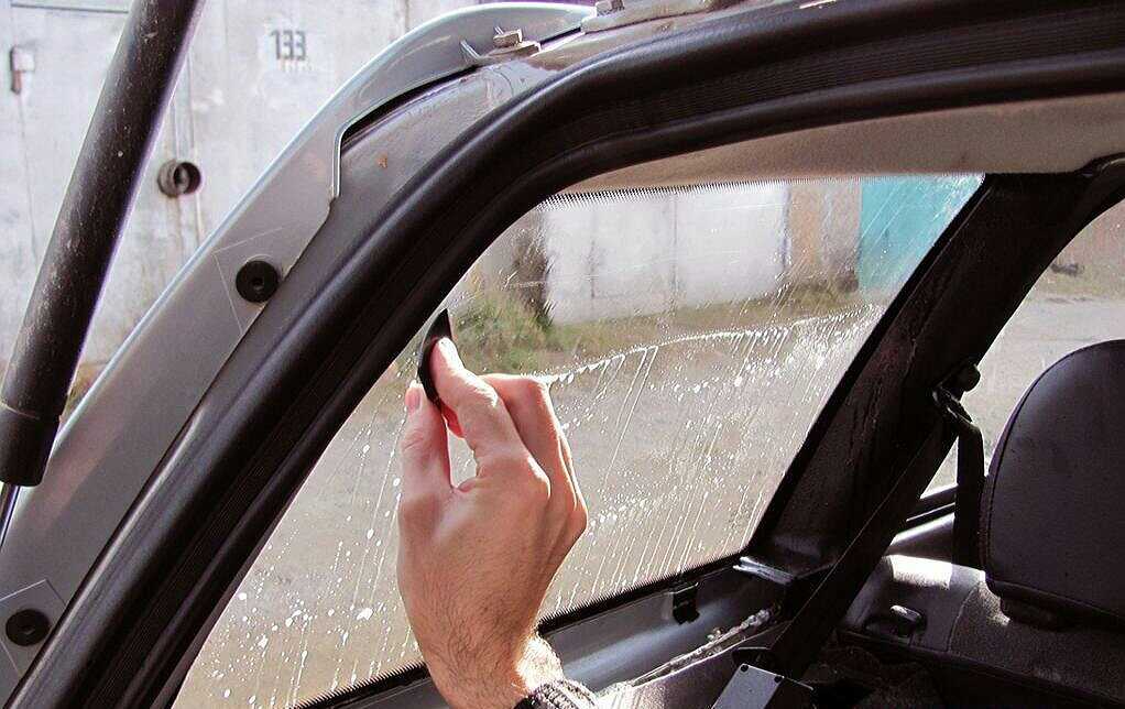 Как отклеить тонировку со стекла: Как снять тонировку со стекла автомобиля? Инструкция как снять старую тонировку со стекла самому?