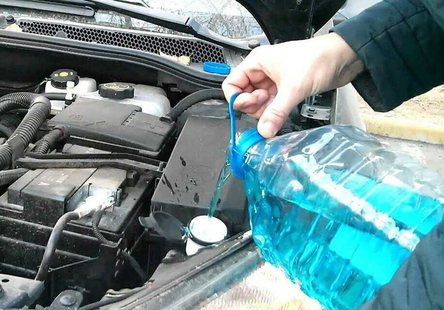 Как слить летнюю омывайку: Как слить воду из бачка омывателя, если нет возможности его снять