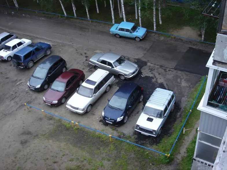 Куда звонить если мешает припаркованная машина: Что делать, если припаркованная во дворе машина мешает пройти?
