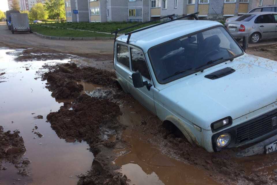 Машина застряла в грязи помощь: Волонтеры по всей стране готовы вытащим застрявшую машину с поля, из грязи, из леса. Здесь вы найдете телефон службы помощи если застрял автомобиль. По всей России.