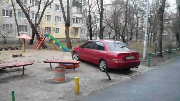 Штраф за блокировку автомобиля во дворе: Что делать, если машину заперли на парковке :: Autonews