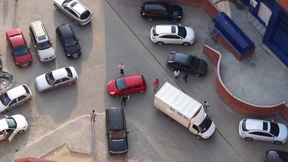 Штраф за блокировку автомобиля во дворе: Что делать, если машину заперли на парковке :: Autonews