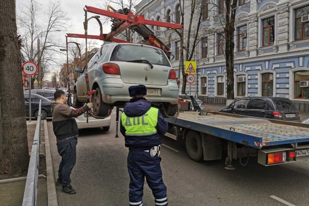 Заперли машину во дворе куда звонить: Что делать, если машину заперли на парковке :: Autonews