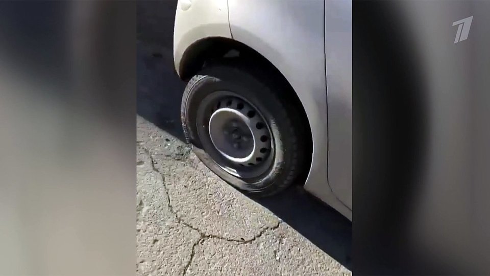 Прокололи колесо во дворе что делать: Прокололи колесо во дворе дома.
