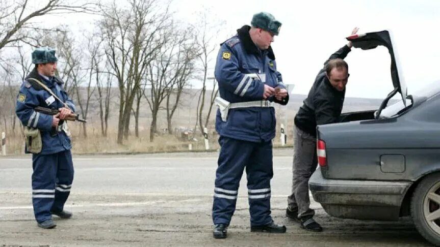 Досмотр авто: Может ли инспектор проводить досмотр автомобиля и водителя без понятых и в каких случаях