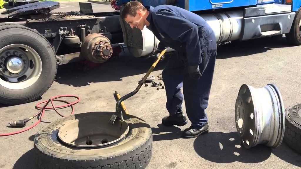 Как разбортировать колесо автомобиля: Несколько способов как разбортировать колесо авто своими руками