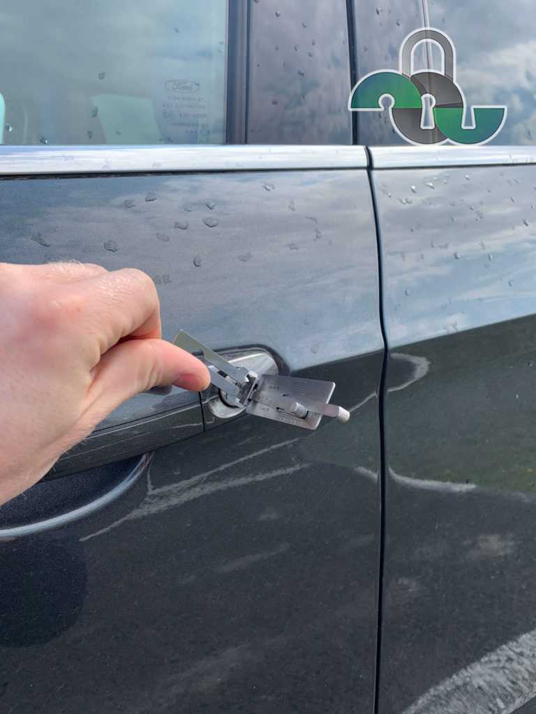 Как открыть машину если ключи в машине: Пять способов открыть случайно запертый автомобиль