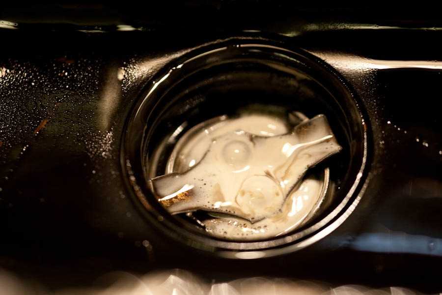 Масло в коробке пенится: причины, почему и что делать водителю