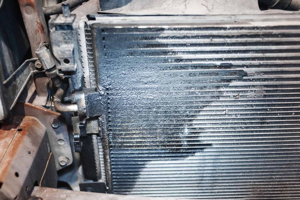 Течь в радиаторе автомобиля чем устранить: 5 способов устранить течь радиатора в дороге - Лайфхак