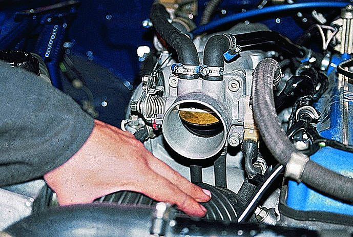 Дергает двигатель при нажатии на газ: При нажатии на газ машина дергается – причины и пути решения проблемы