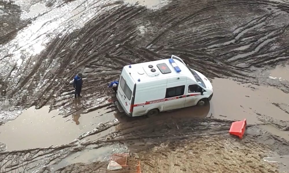 Машина застряла в грязи помощь: Волонтеры по всей стране готовы вытащим застрявшую машину с поля, из грязи, из леса. Здесь вы найдете телефон службы помощи если застрял автомобиль. По всей России.