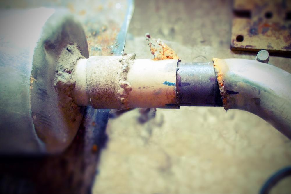 Чем заделать глушитель без сварки: Средства для ремонта выхлопной системы без сварки и замены