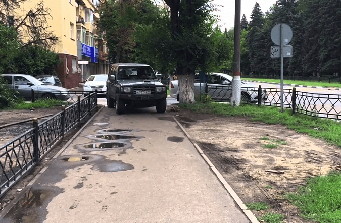 Штраф на тротуаре: Штрафы за неправильную парковку в 2023 году: за остановку и стоянку на газоне, местах для инвалидов, во дворах, под запрещающим знаком, на тротуаре