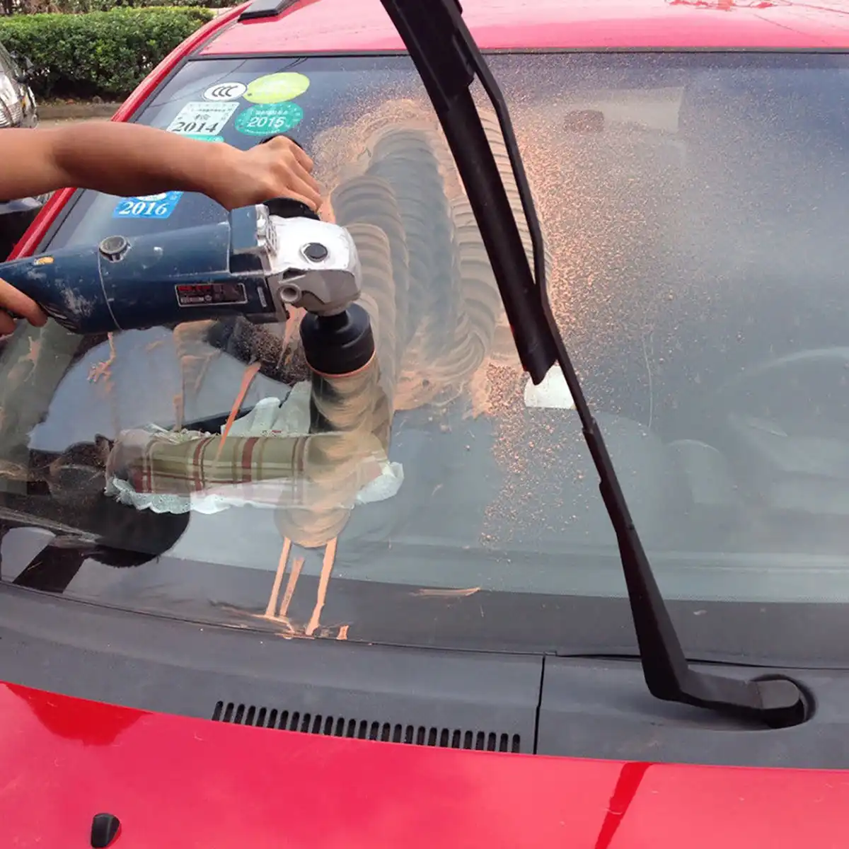 Как отполировать лобовое стекло своими руками видео: Как самому и без затрат отполировать затертые стекла автомобиля