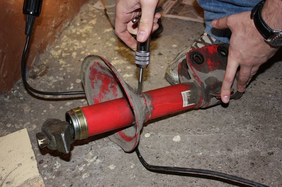 Что можно сделать из стойки амортизатора: Шикарная самоделка из автомобильного амортизатора!!