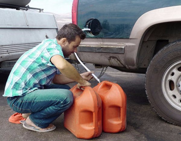Как правильно сливать бензин через шланг: что для этого нужно и какие способы существуют