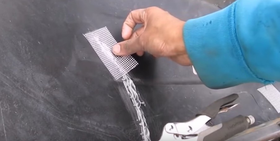 Как отремонтировать трещину на бампере своими руками: как запаять, чем заклеить, видео способов