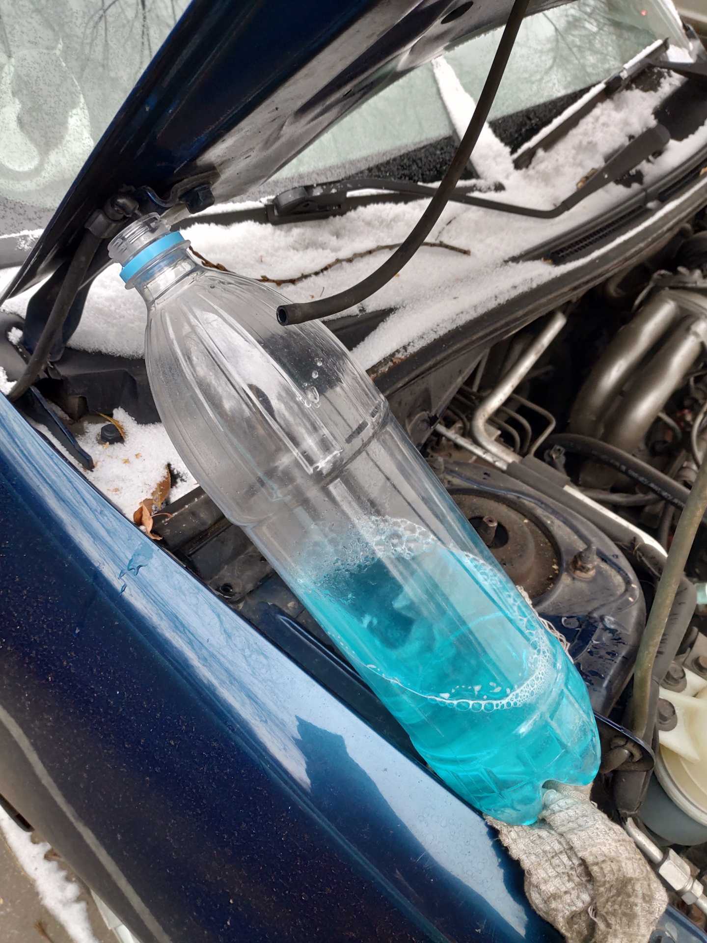 Как быстро слить воду из бачка омывателя: Как слить воду из бачка омывателя, если нет возможности его снять