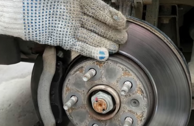 Почему греются тормозные диски после замены колодок: Возможные причины нагревания передних тормозных дисков
