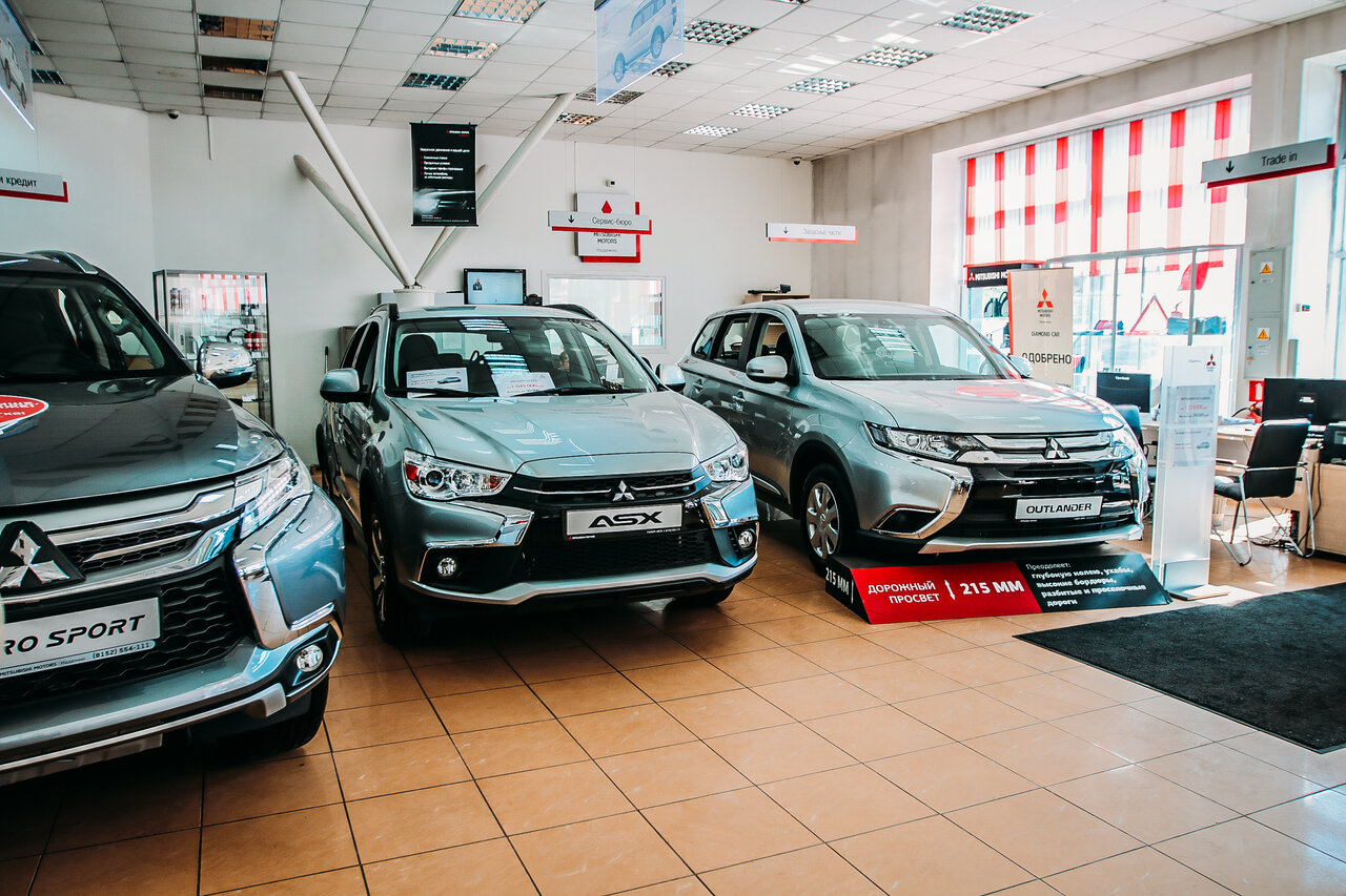 Автосалон трейд. Автосалон Mitsubishi. Мицубиси в автосалоне. ТРЕЙД ин автосалон. Официальные дилеры авто.