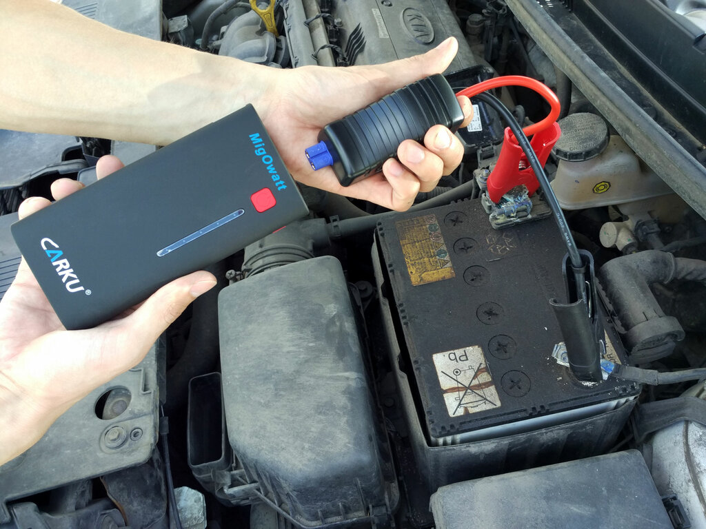 Как завести машину на севшем аккумуляторе: способы запуска автомобиля с разряженной батареей