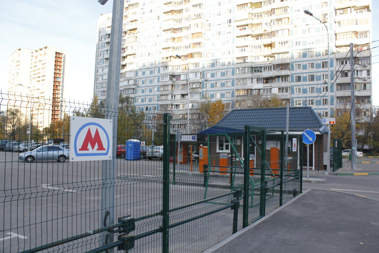 Москва парковки у метро. Перехватывающая парковка у метро Аннино. Перехватывающие парковки метро Шипиловская. Перехватывающая парковка метро Строгино. Стоянка у метро Аннино Москва.