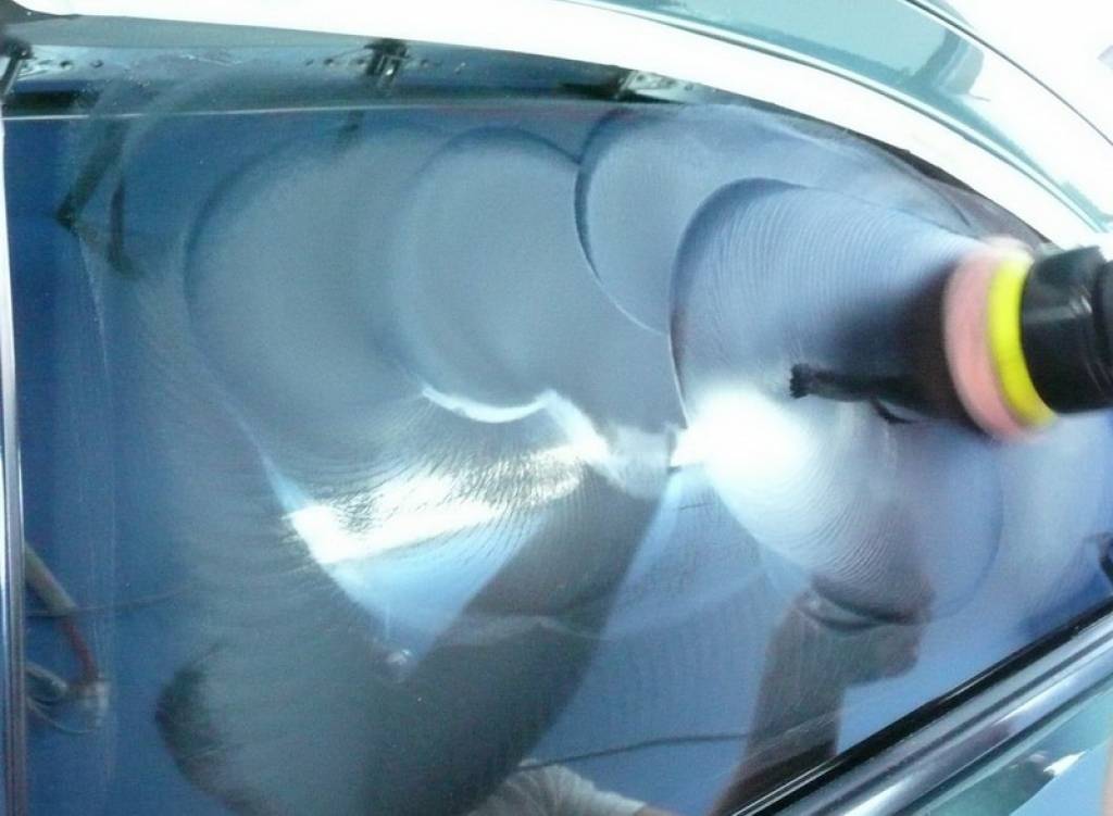 Как полирнуть стекло: Как самому и без затрат отполировать затертые стекла автомобиля