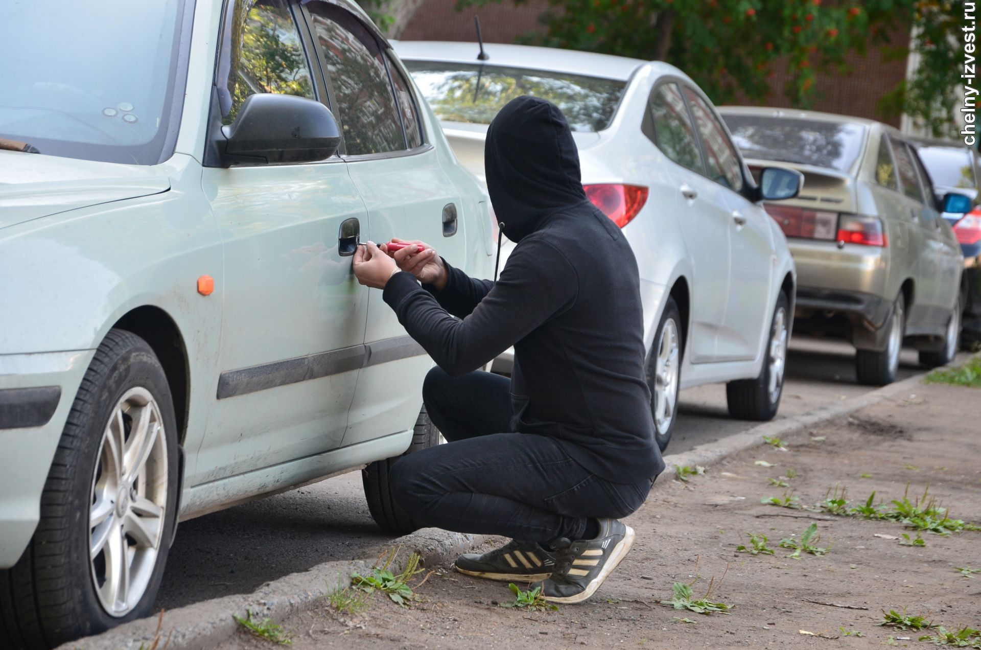 Кражи из автомобилей: Профилактика угонов и краж из автомобиля