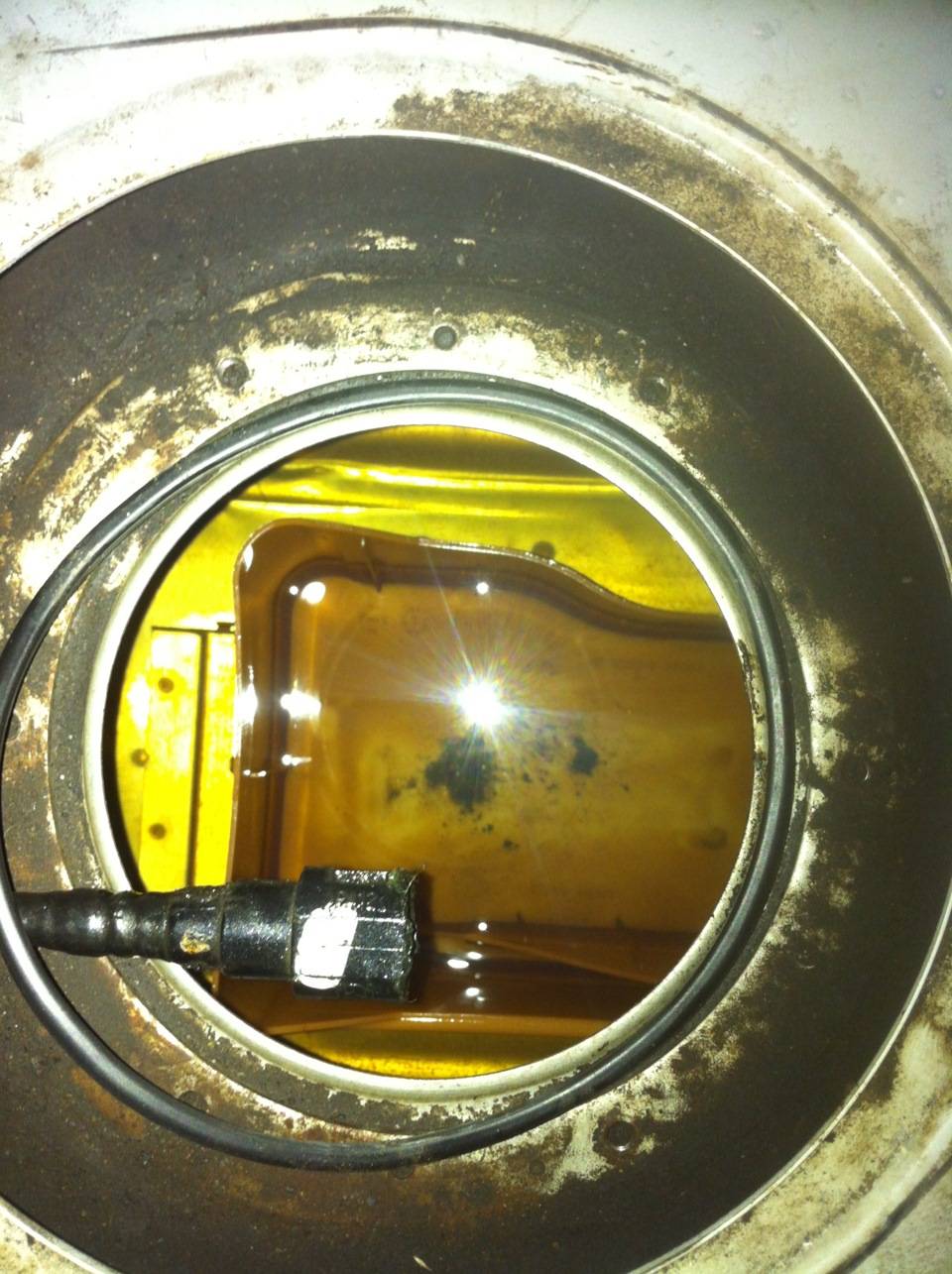 Вода в баке причины. Топливный фильтр в бензобак Буран. Бензобак изнутри w203. Бензобак внутри. Стакан внутри бензобака.