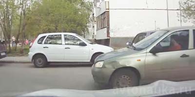 Помеха справа в ПДД Уступить во дворе