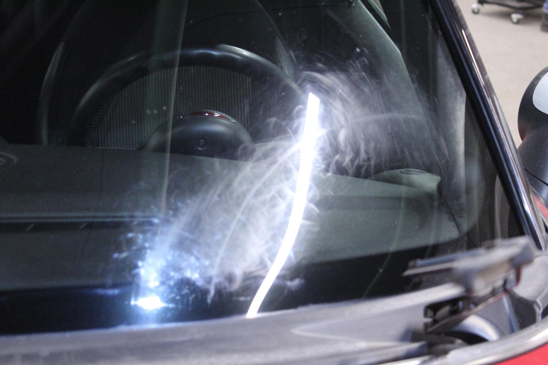 Царапины на стекле: Как убрать царапины со стекол автомобиля