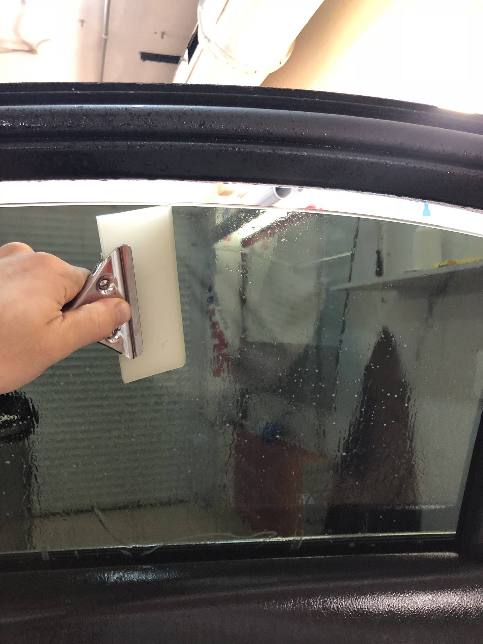 Как клеить тонировку: Как самостоятельно наклеить тонировочную пленку на стекло авто