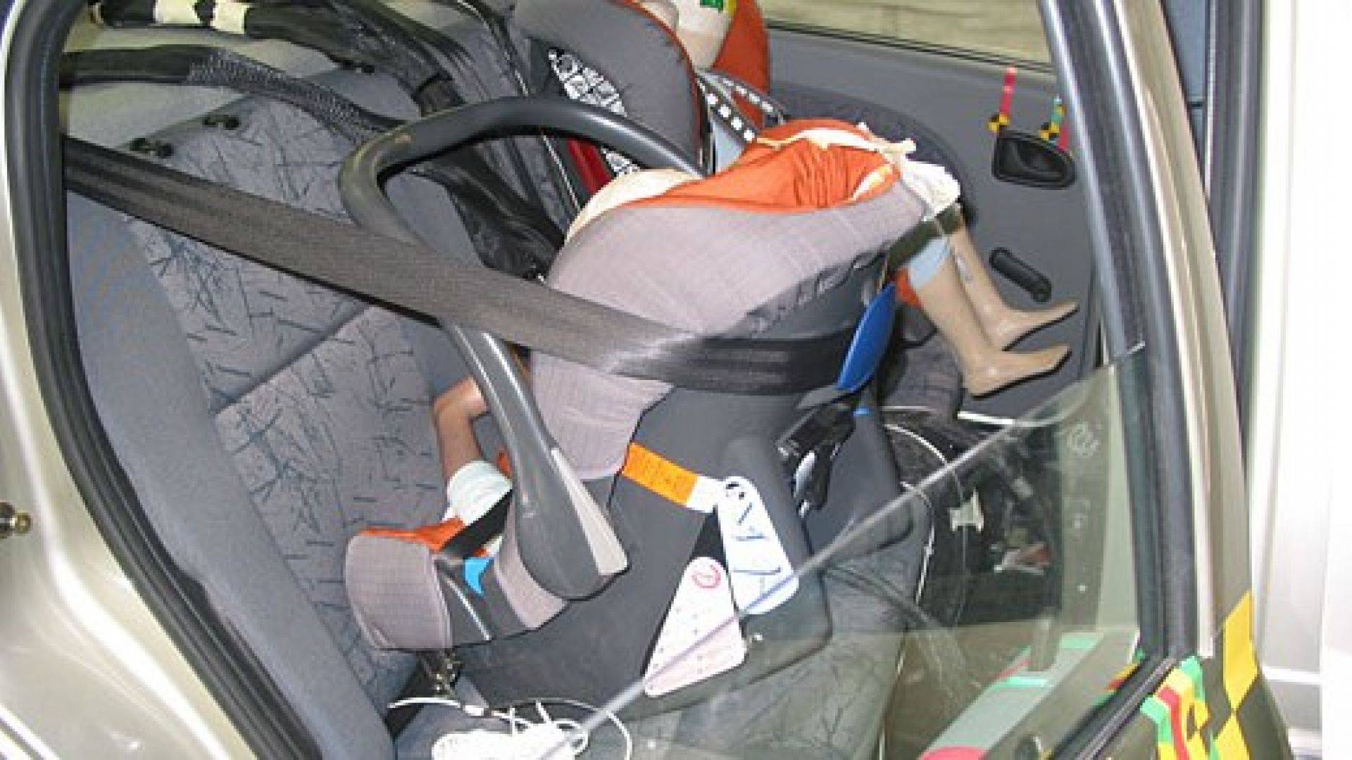 Установка автолюльки в машину: Как правильно установить автолюльку для новорожденных на заднее и переднее сиденье.