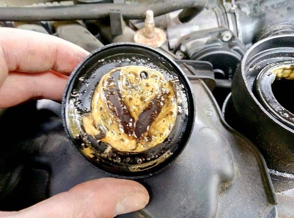 Почему масло в двигателе быстро чернеет: Причины почернения масла в двигателе автомобиля