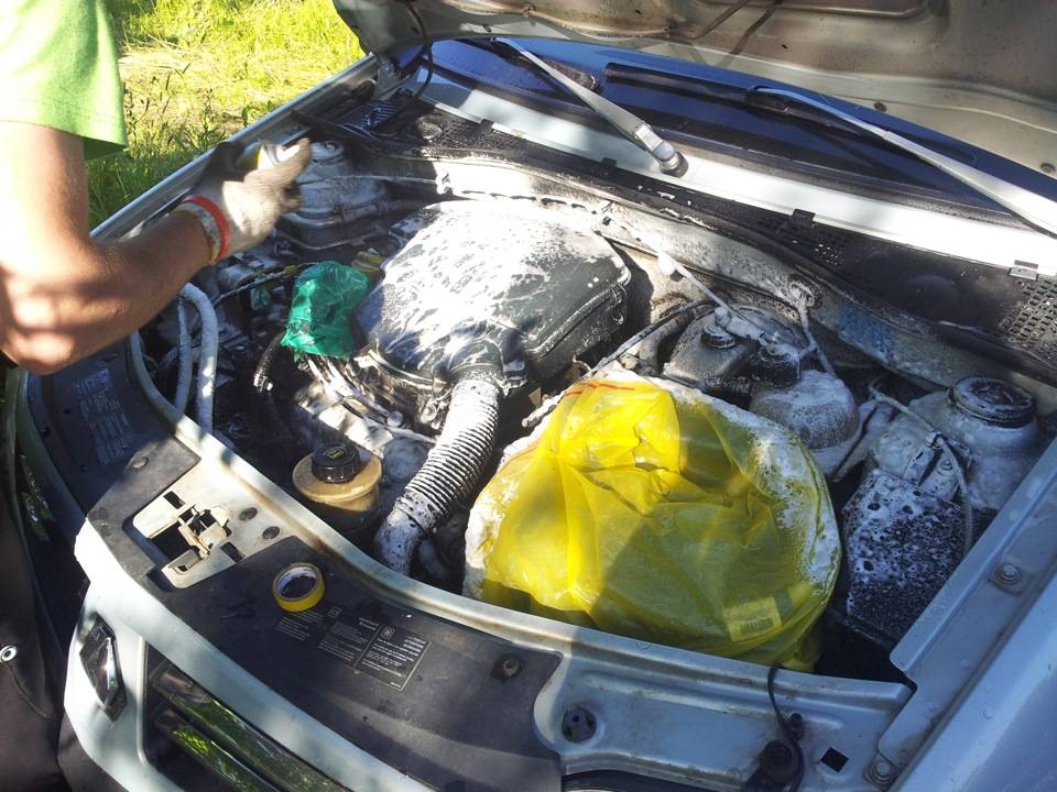 Как помыть двигатель автомобиля в домашних условиях: Как самому помыть двигатель автомобиля и ничего не сломать: Статьи
