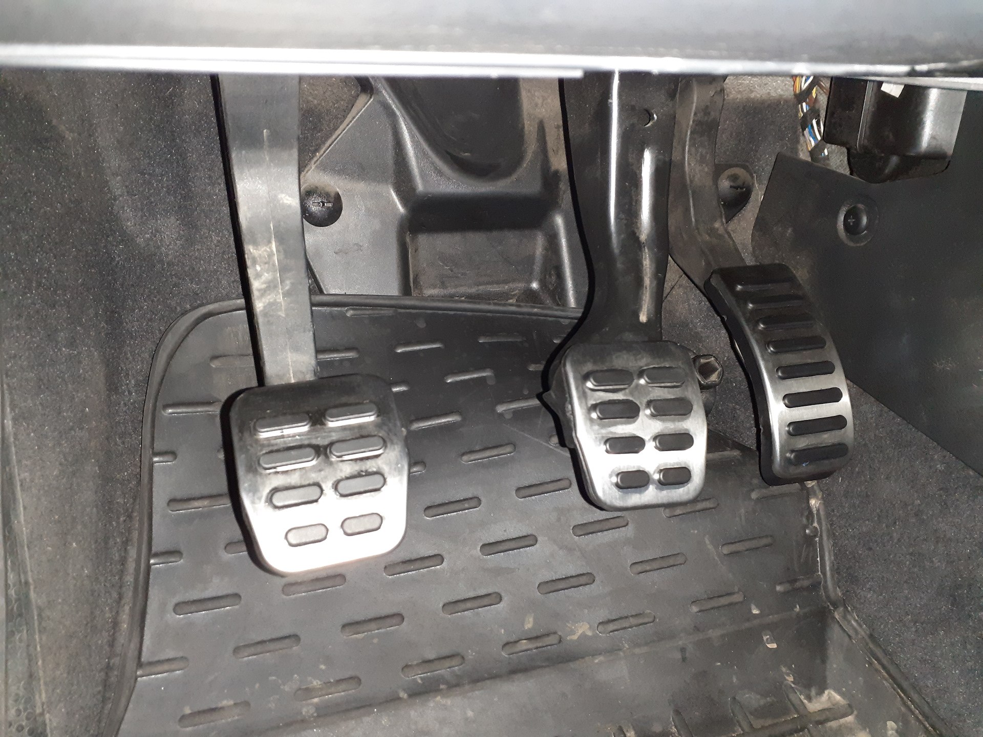 Педали автомобиля расположение: Расположение педалей в машине с механической коробкой МКПП и автоматической АКПП