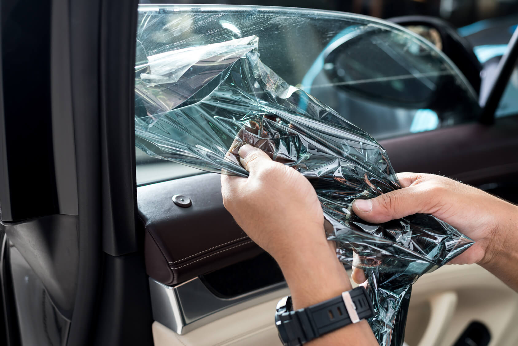 Удаление тонировки: Как снять тонировку со стекол авто