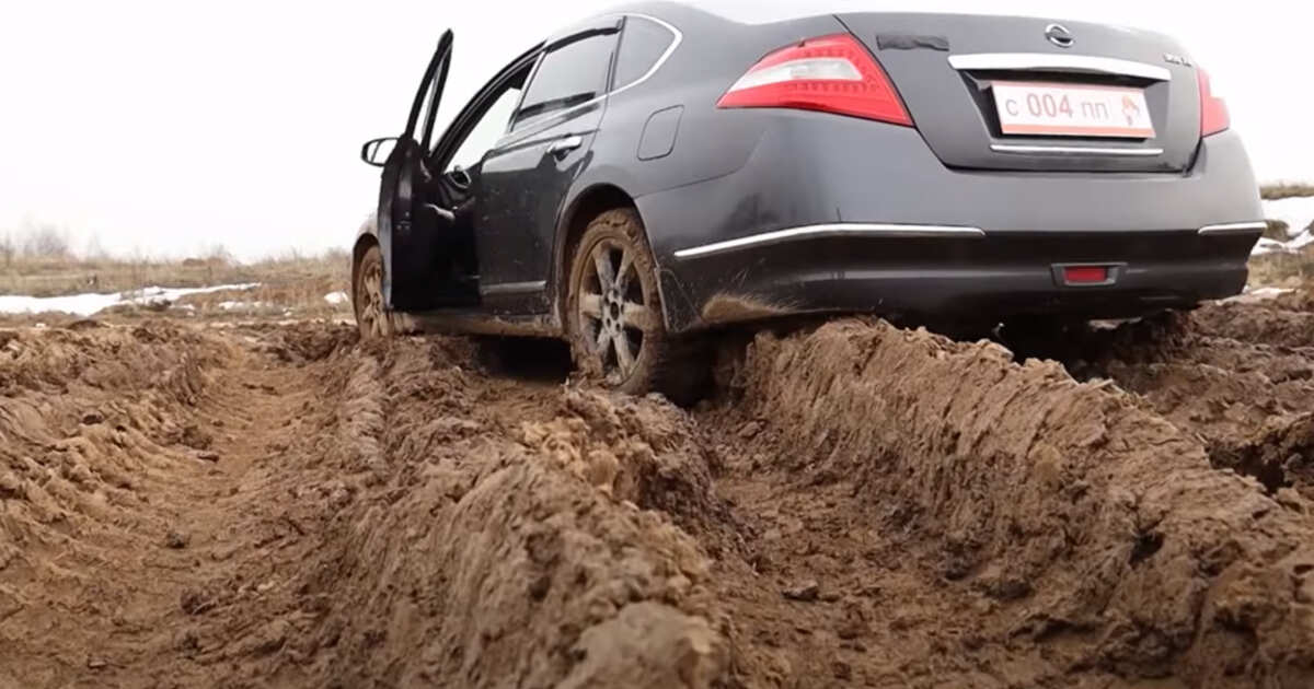 Машина застряла в грязи помощь: Семь способов вытащить машину из грязи — Российская газета