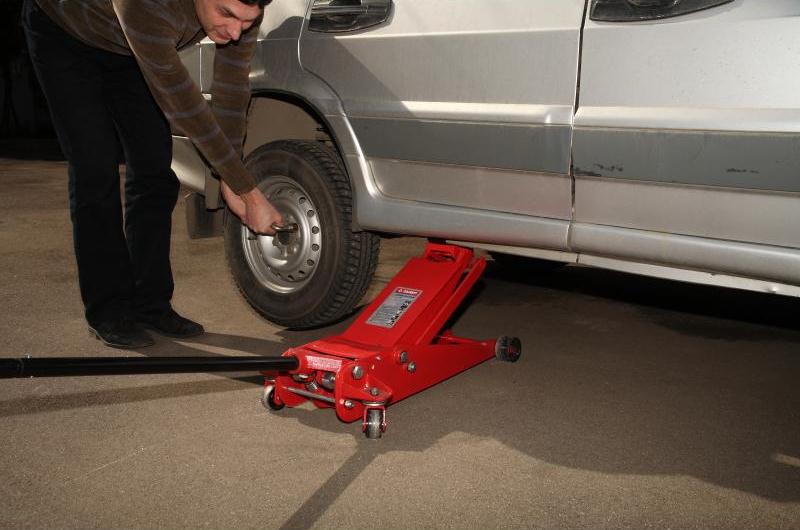 Как поднять колесо без домкрата: особенности выполнения ремонта авто без ямы и подъемного устройства