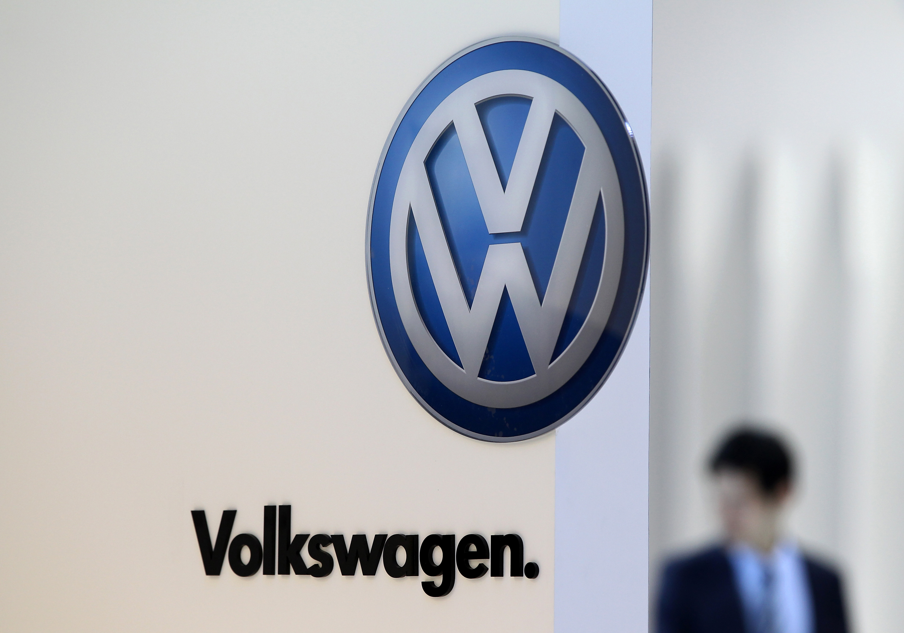 Volkswagen AG лого. Volkswagen Aktiengesellschaft логотип. Прибыль Фольксваген. Фольксваген груп Финанц логотип.