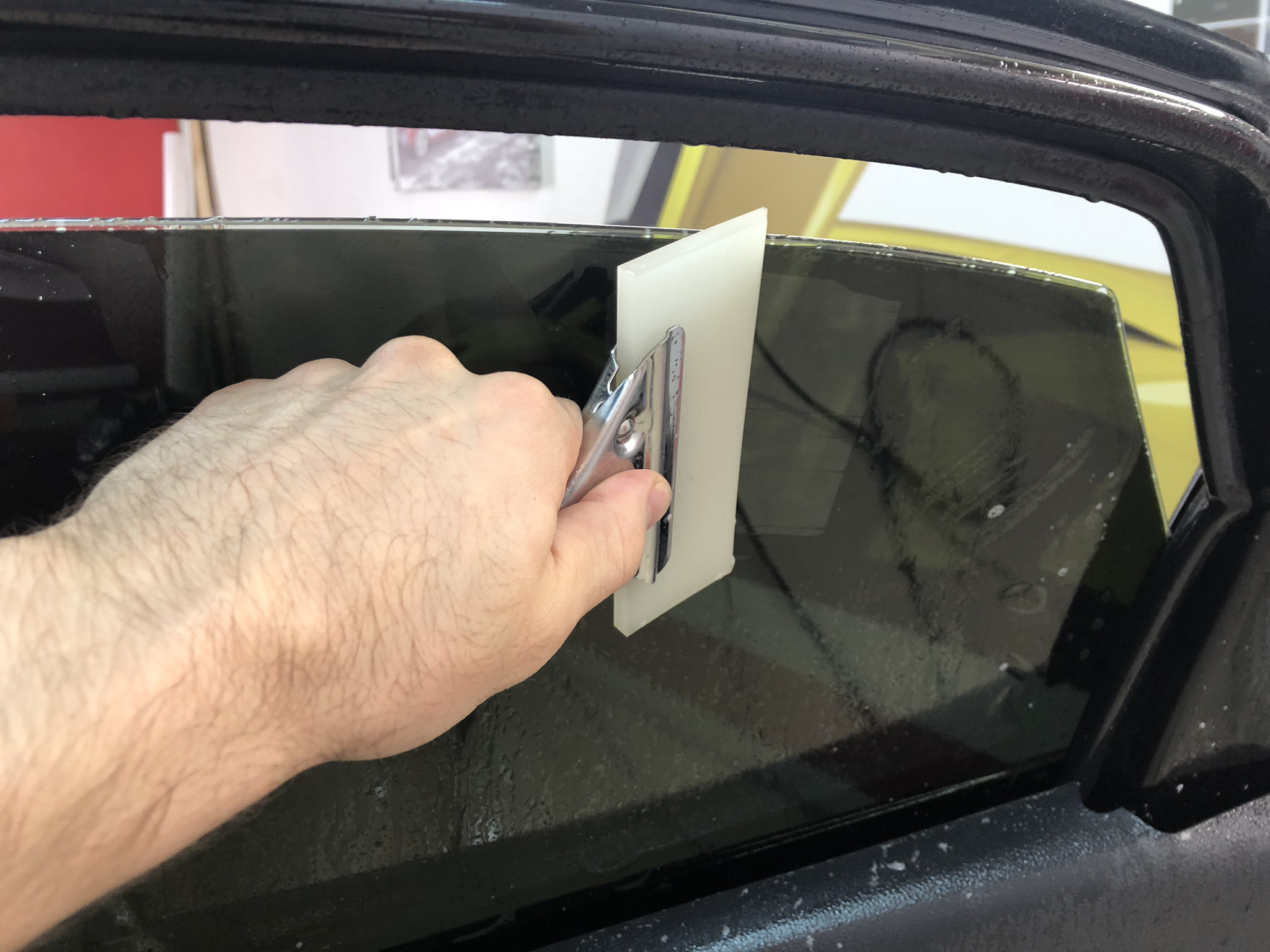 Как клеить тонировку: Как самостоятельно наклеить тонировочную пленку на стекло авто