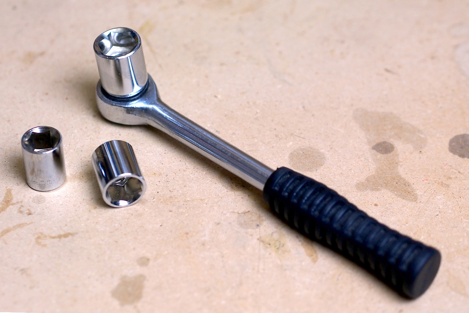 Головка болта (ключ 1,2 мм; установочное отверстие 0,8 мм)
