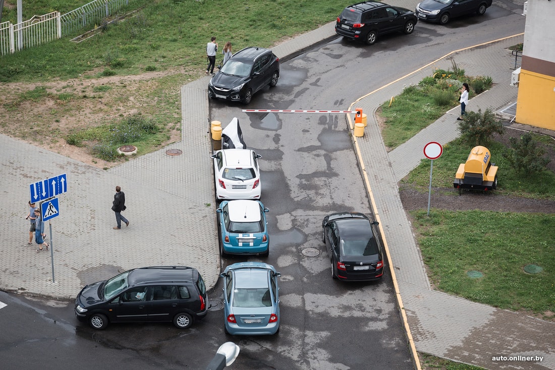 Кто должен уступать при выезде со двора. Автомобиль загораживает выезд из двора. Авто заезд во двор. Парковка при выезде со двора. Разъезд во дворе.