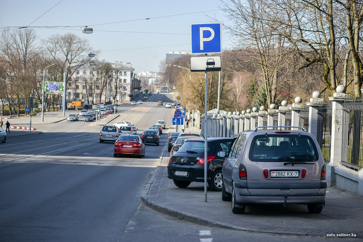 Заезд на тротуар штраф. Парковка на тротуаре штраф. Частичная парковка на тротуаре. Пешеход стоянка машина.