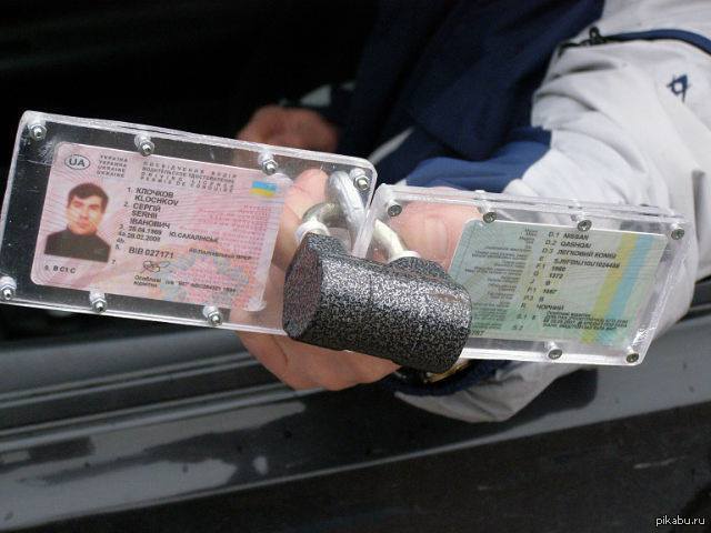 Отметки на правах гаишниками: Что означают неофициальные метки на водительских правах