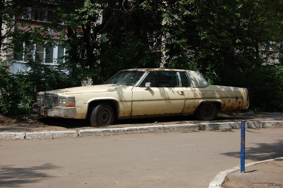 Брошенный автомобиль во дворе: Брошенный автомобиль на придомовой территории