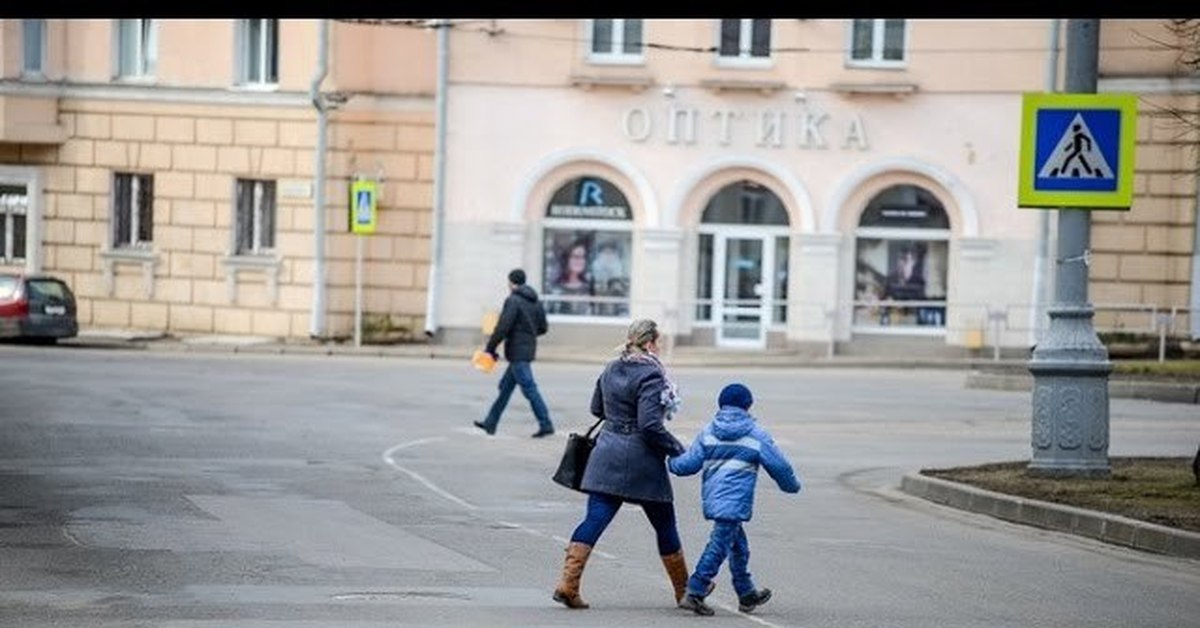 Пешеход вне пешеходного перехода: Как и когда нужно пропускать пешеходов