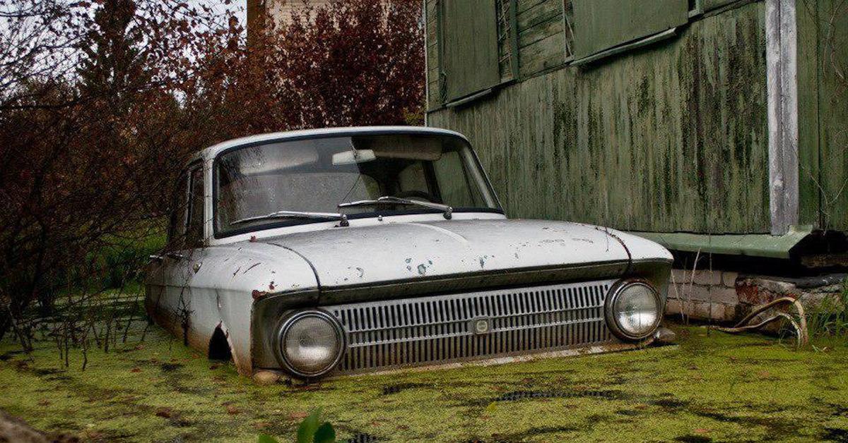 Брошенное авто: Брошенный автомобиль на придомовой территории