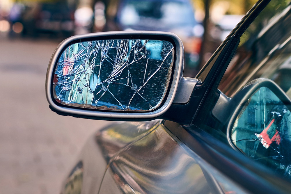 Side mirror. Разбитое зеркало автомобиля. Зеркало на дороге. Автоподстава с зеркалом. Автоподстава лобовое стекло.